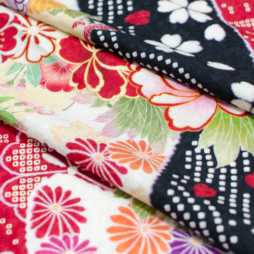 正絹 華やかな花柄振袖見本ハギレ 85cm 和小物、つまみ細工などに