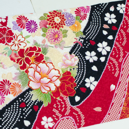 正絹 華やかな花柄振袖見本ハギレ 85cm 和小物、つまみ細工などに