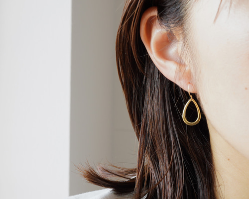 シンンプル 大人 しずくフレーム ドロップ ピアス サージカル  