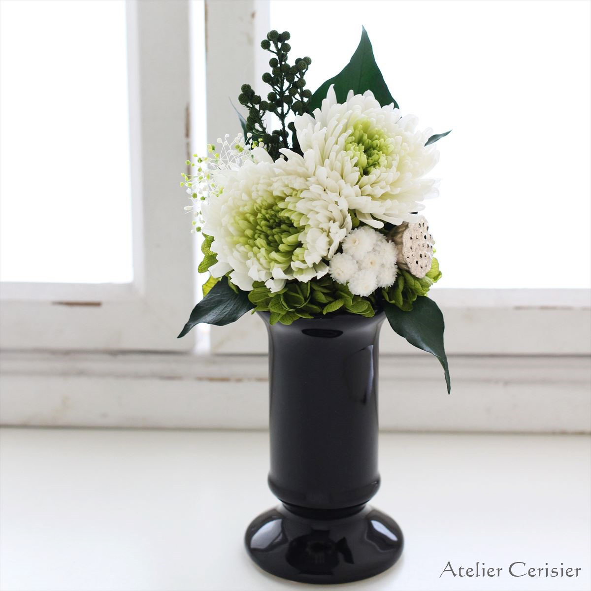 輪菊の仏花＜祥静 Mサイズ＞ホワイト グリーン プリザーブドフラワー 黒花器