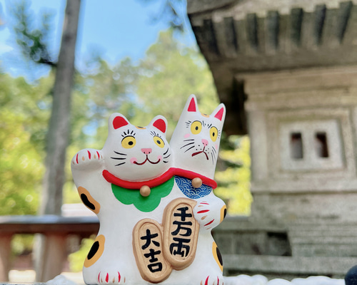 招き猫の置物 白とグレ一 こちらも ものでございます