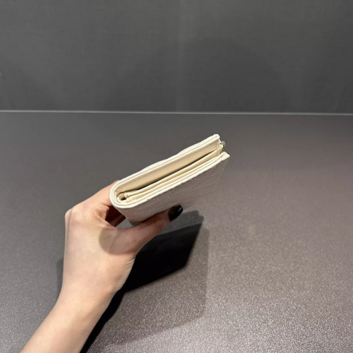 ブラックレザー 二つ折り財布 キルティングデザイン キルティング三つ折りミニウォレットRANDA公式サイト