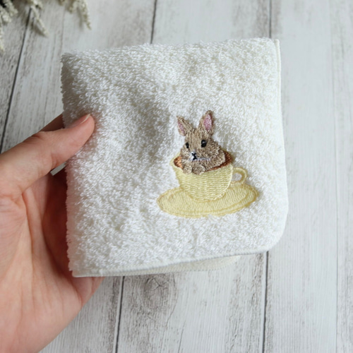 うさぎのティータイム 刺繍ハンカチタオル ハンカチ・手ぬぐい Shijimi
