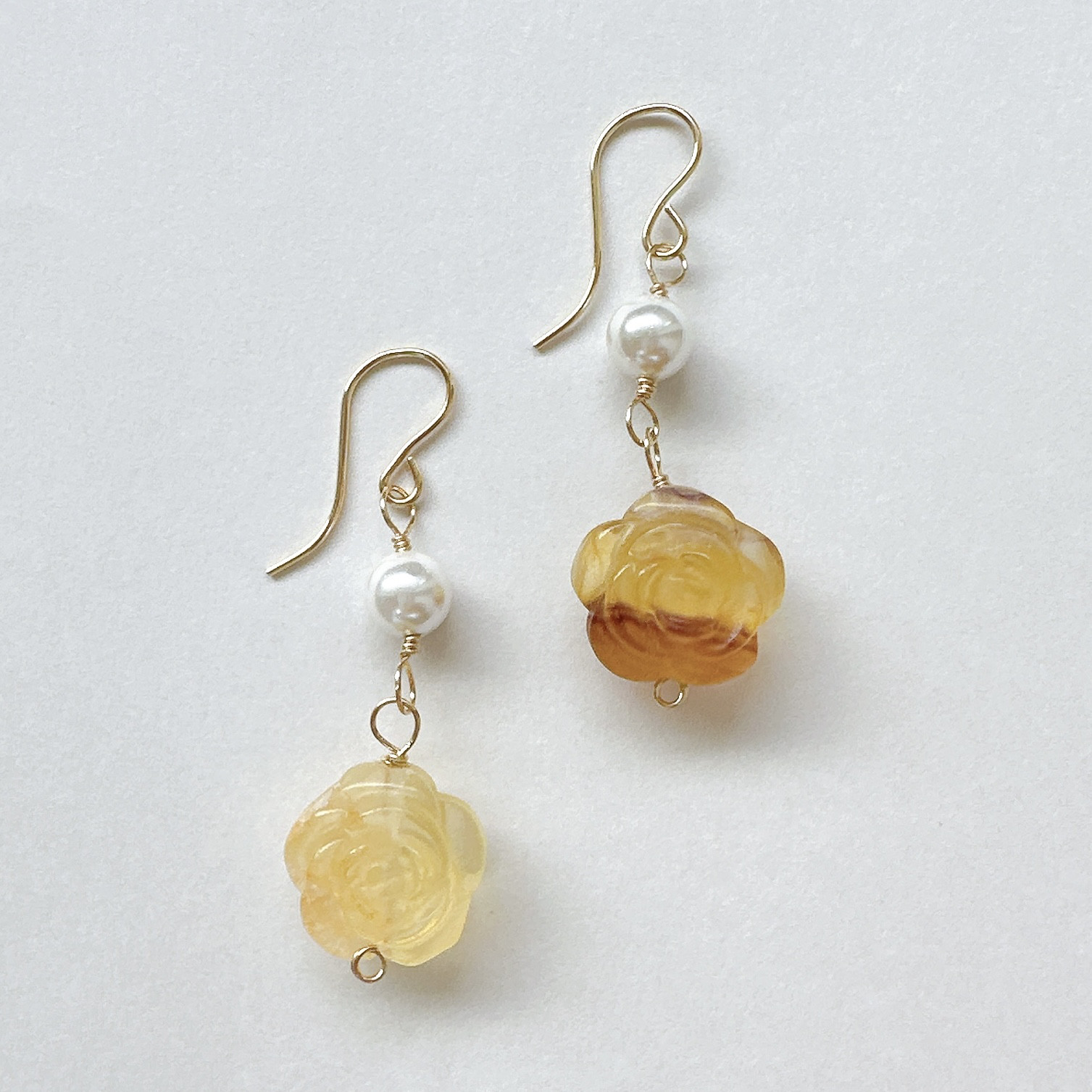 お花が揺れるイエローフロ－ライト（ばらカービング）と貝パールピアス14kgf