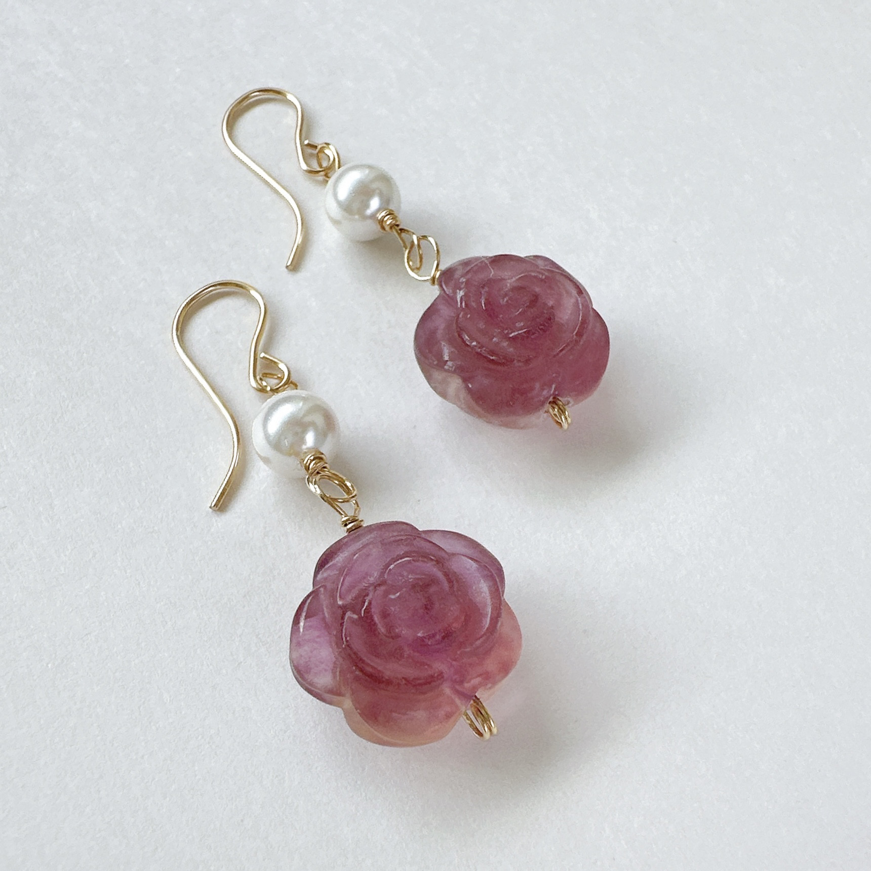 お花が揺れるパープルフロ－ライト（ばらカービング）と貝パールのピアス14kgf　6月誕生石