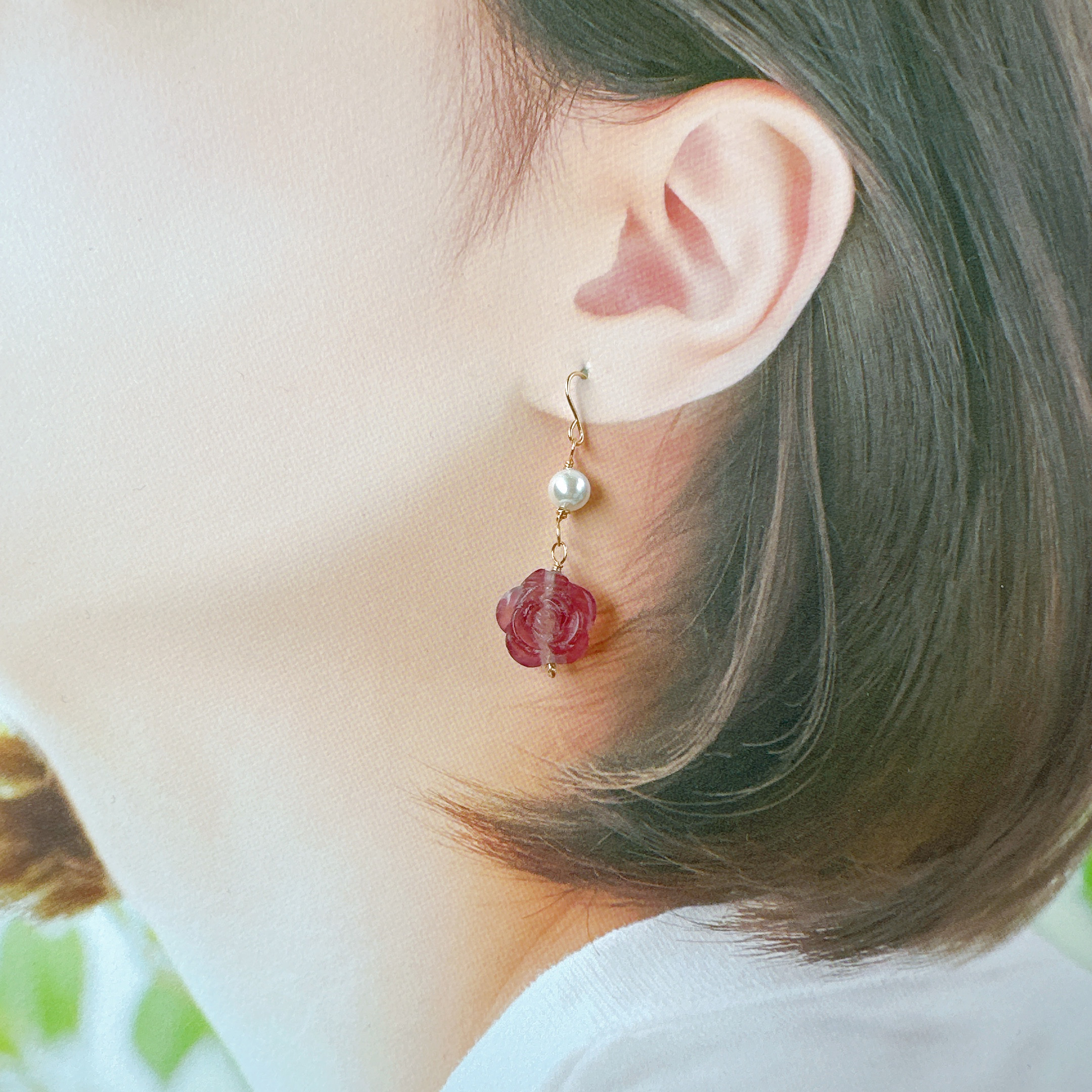 お花が揺れるパープルフロ－ライト（ばらカービング）と貝パールのピアス14kgf　6月誕生石