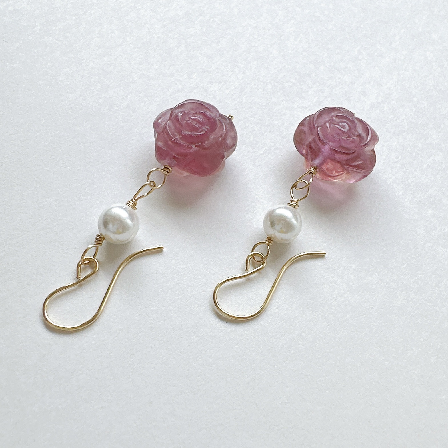 お花が揺れるパープルフロ－ライト（ばらカービング）と貝パールのピアス14kgf　6月誕生石
