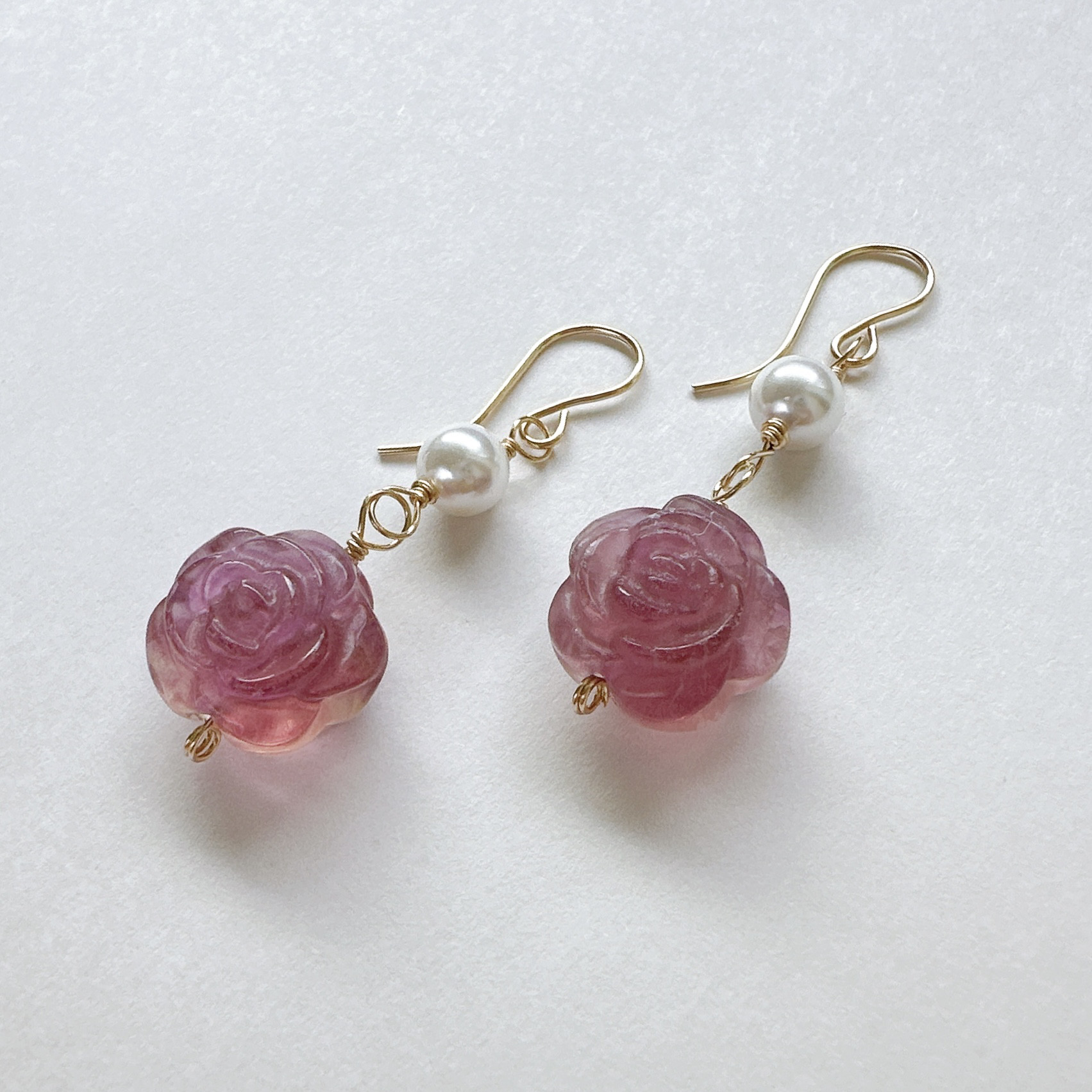 お花が揺れるパープルフロ－ライト（ばらカービング）と貝パールのピアス14kgf　6月誕生石