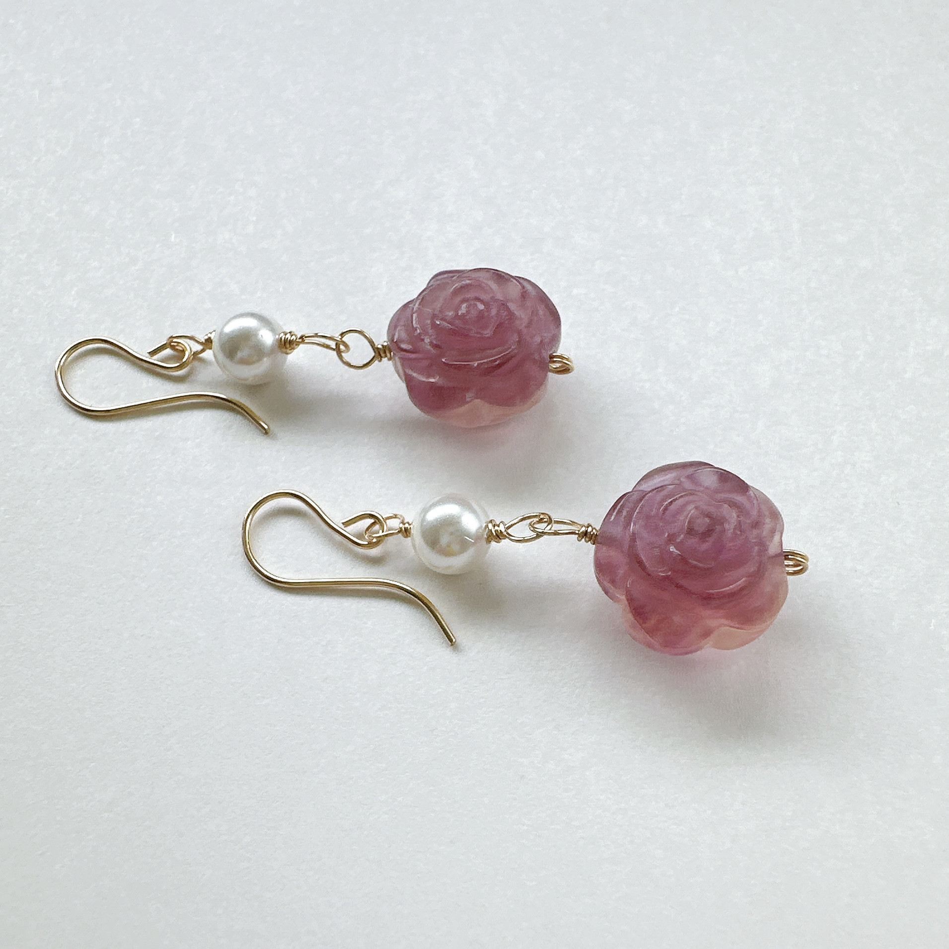 お花が揺れるパープルフロ－ライト（ばらカービング）と貝パールのピアス14kgf　6月誕生石