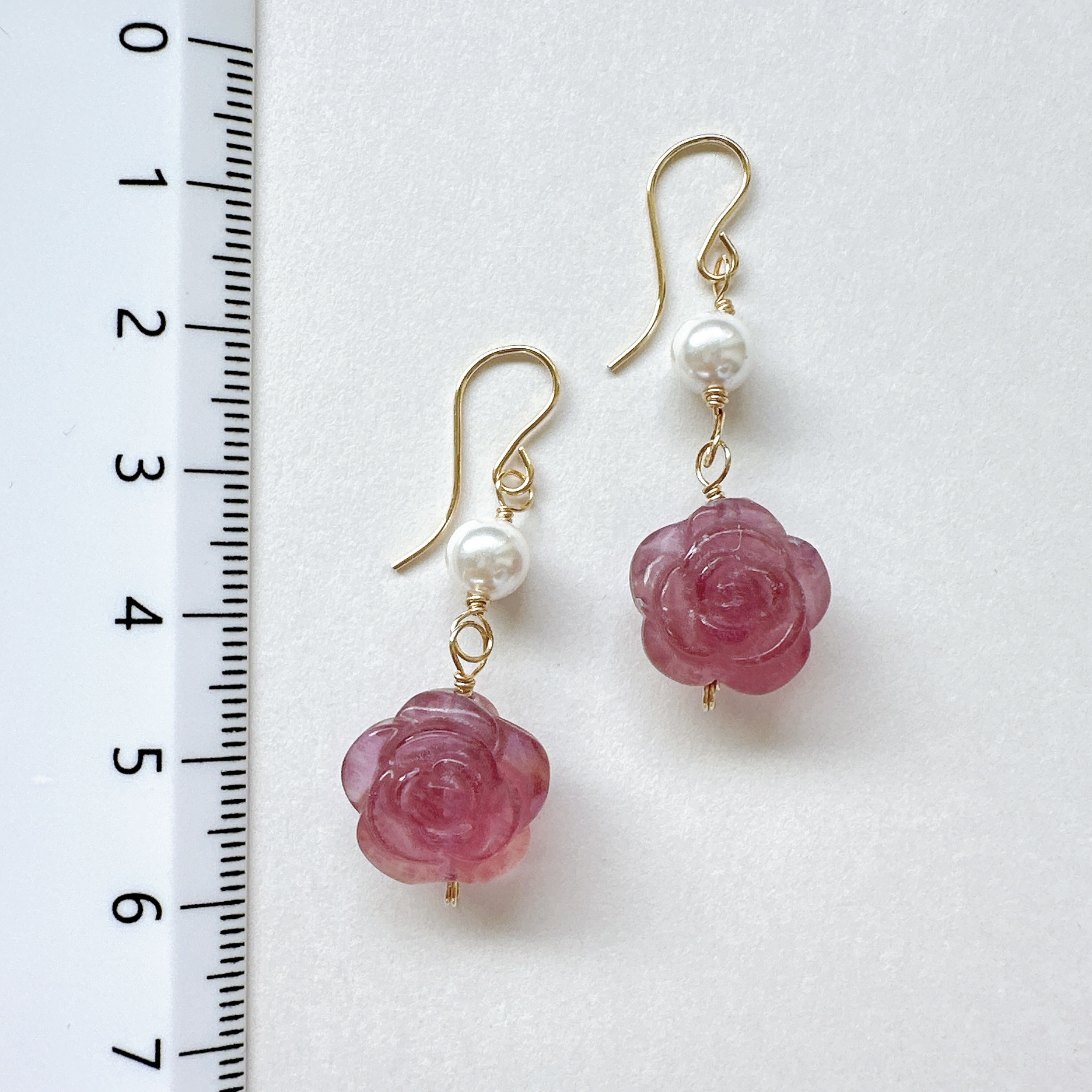 お花が揺れるパープルフロ－ライト（ばらカービング）と貝パールのピアス14kgf　6月誕生石