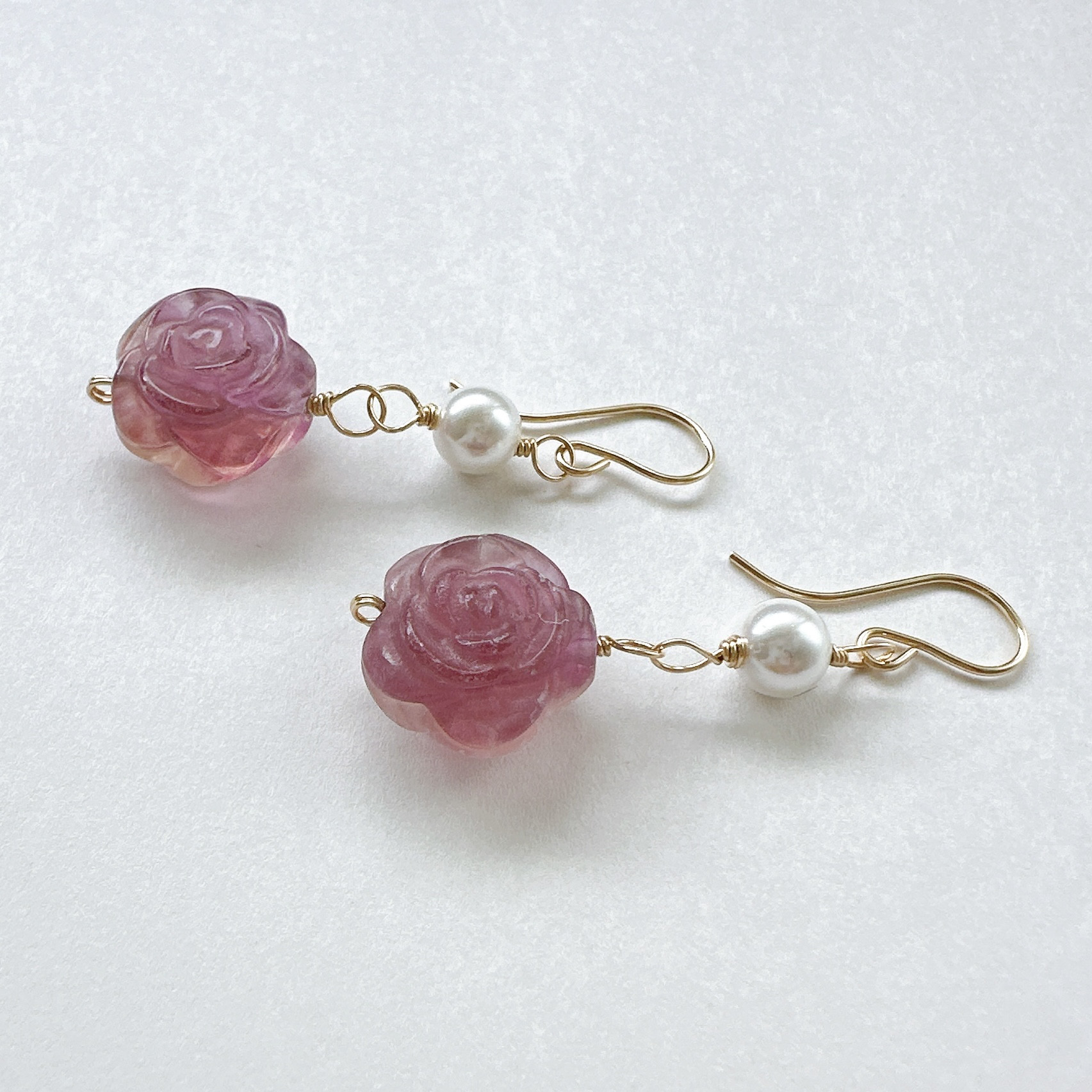 お花が揺れるパープルフロ－ライト（ばらカービング）と貝パールのピアス14kgf　6月誕生石