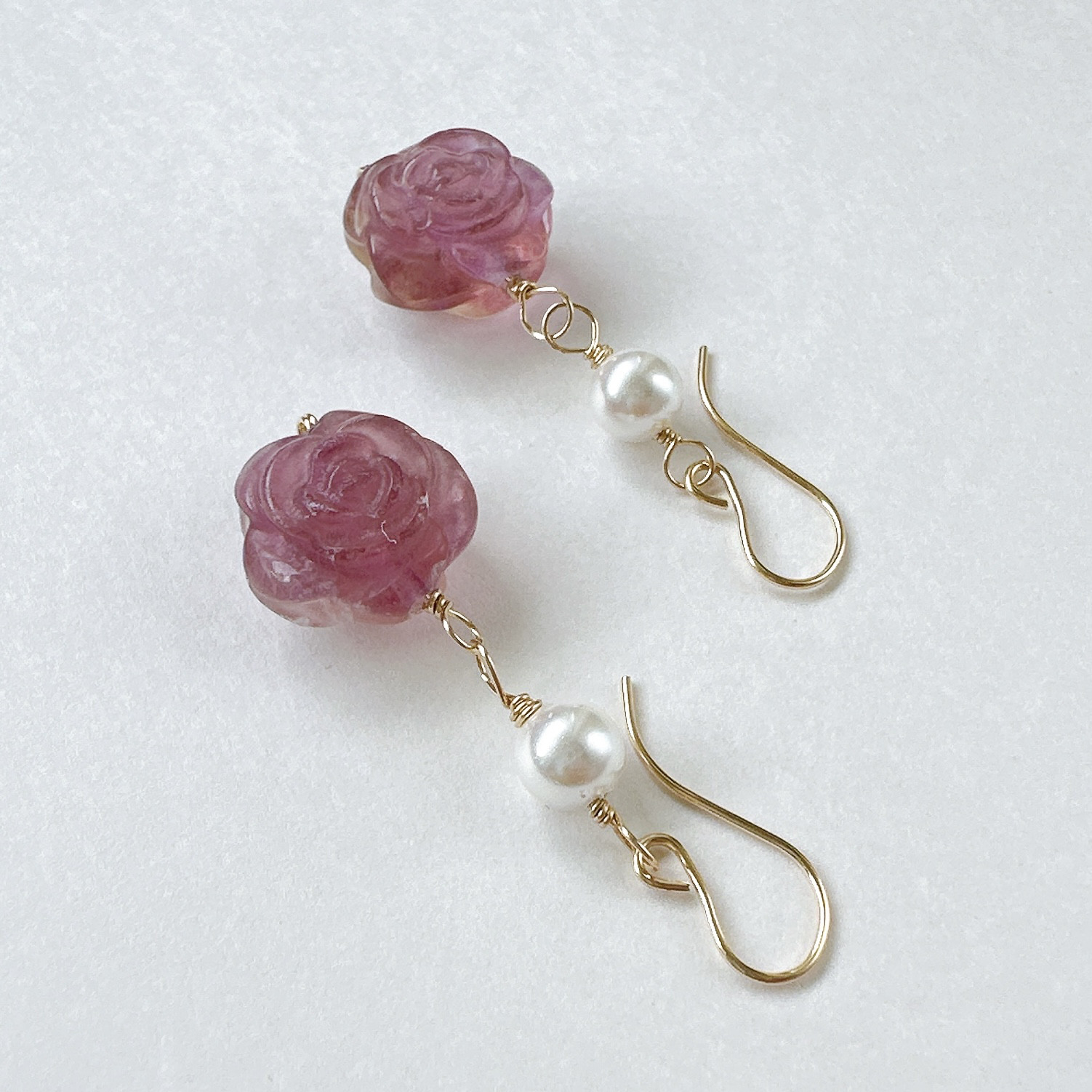 お花が揺れるパープルフロ－ライト（ばらカービング）と貝パールのピアス14kgf　6月誕生石