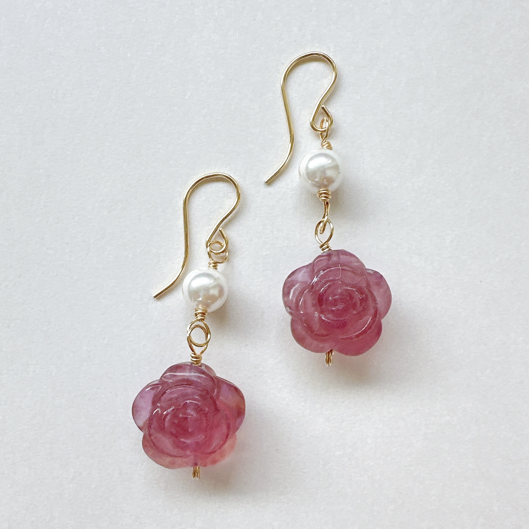 お花が揺れるパープルフロ－ライト（ばらカービング）と貝パールのピアス14kgf　6月誕生石