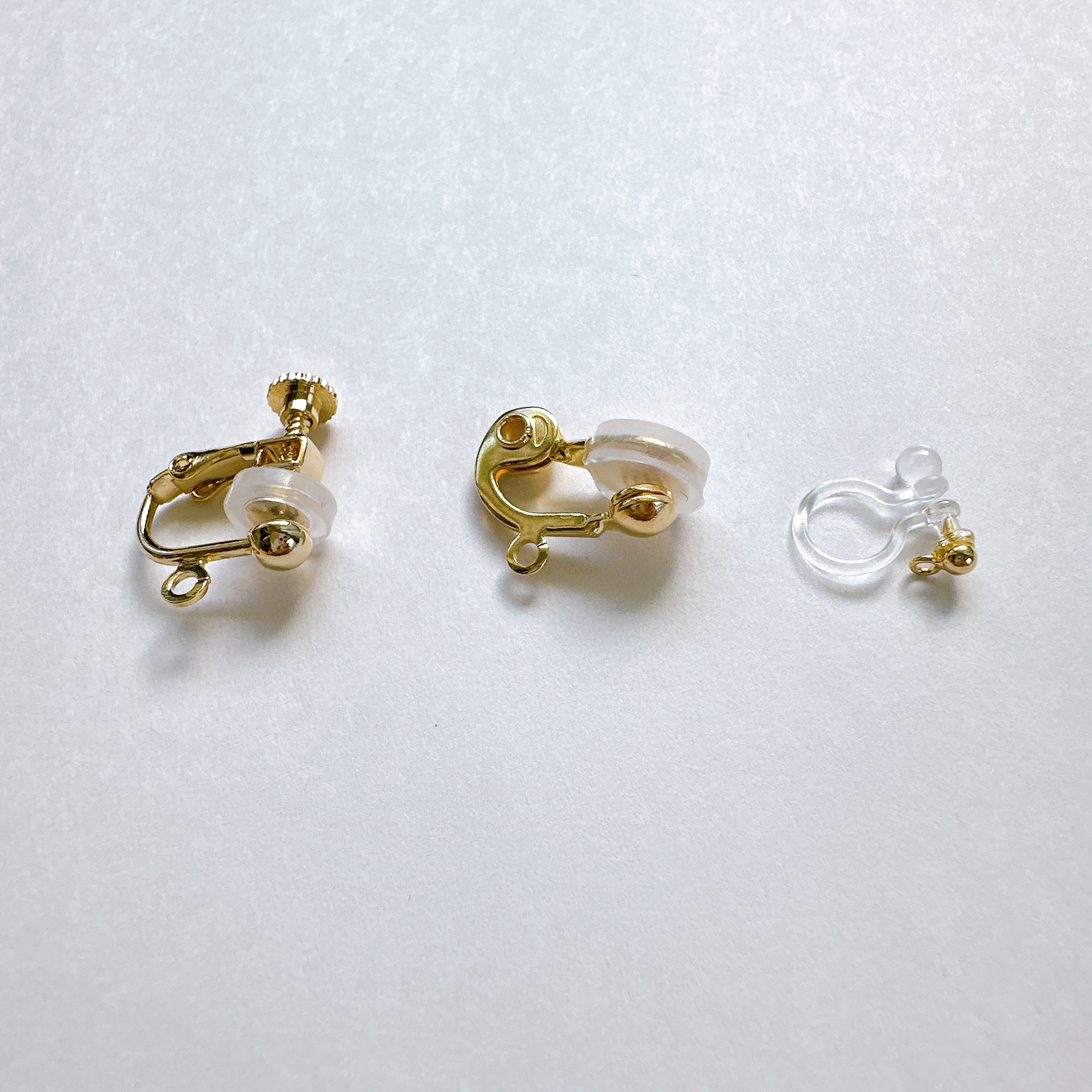 お花が揺れるパープルフロ－ライト（ばらカービング）と貝パールのピアス14kgf　6月誕生石