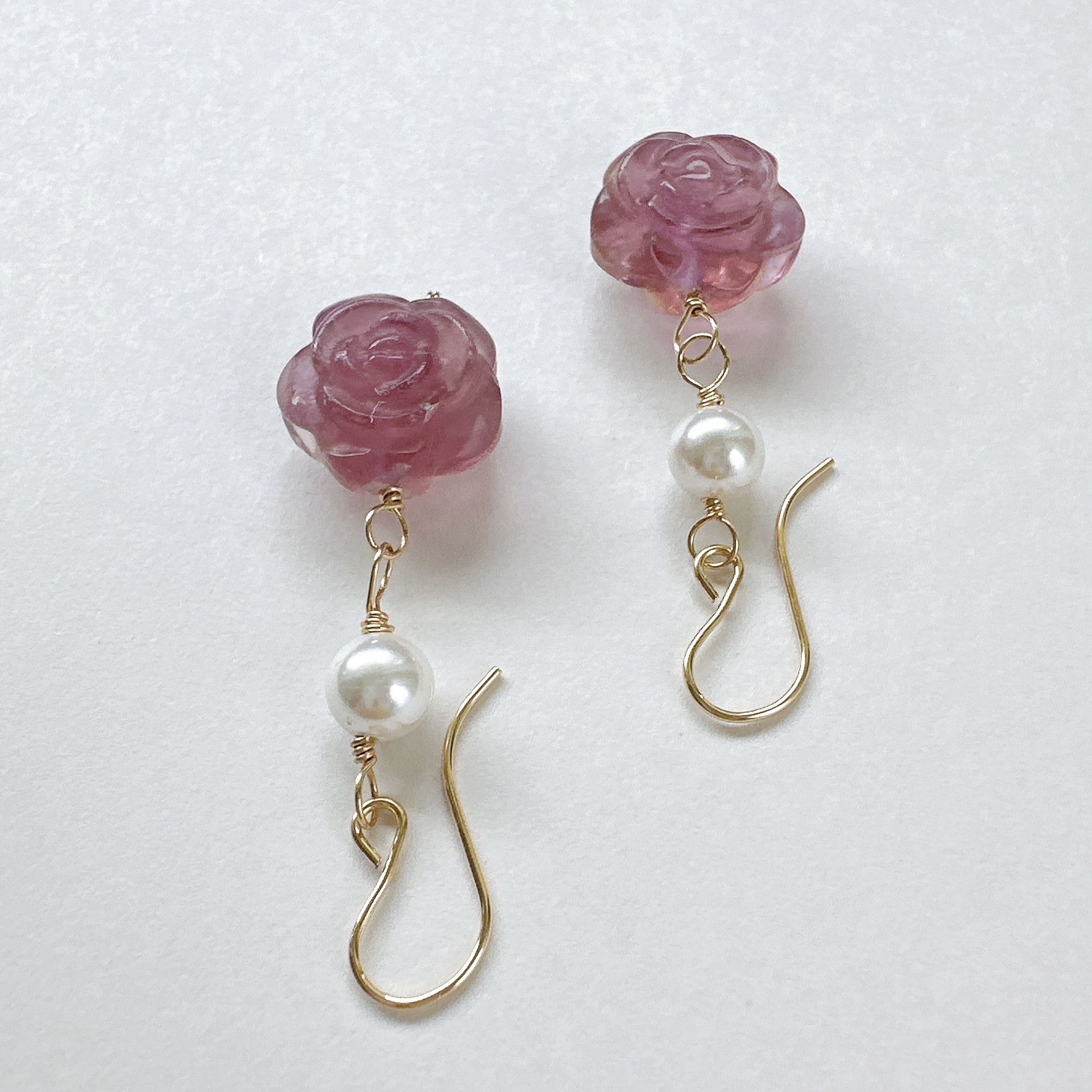 お花が揺れるパープルフロ－ライト（ばらカービング）と貝パールのピアス14kgf　6月誕生石