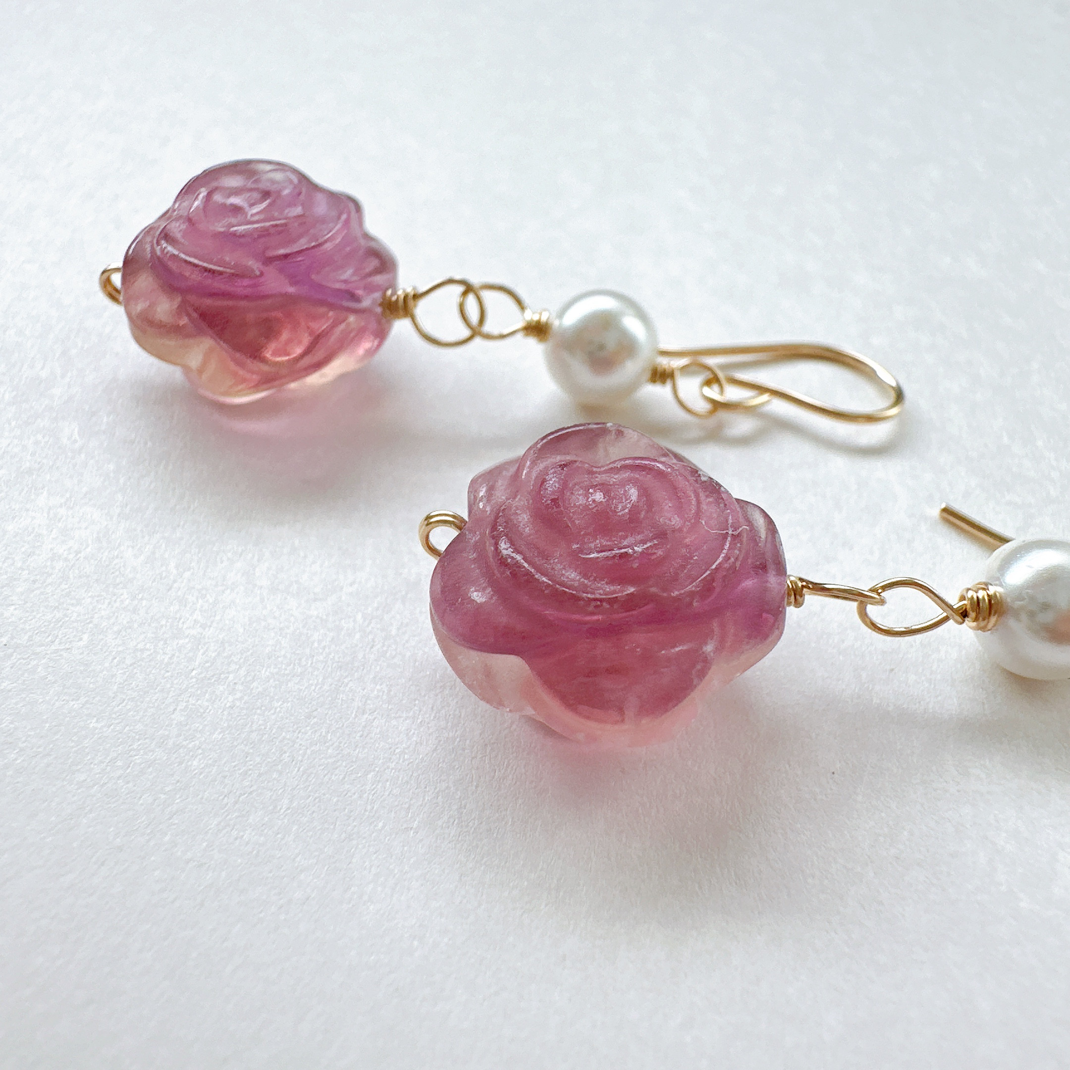 お花が揺れるパープルフロ－ライト（ばらカービング）と貝パールのピアス14kgf　6月誕生石