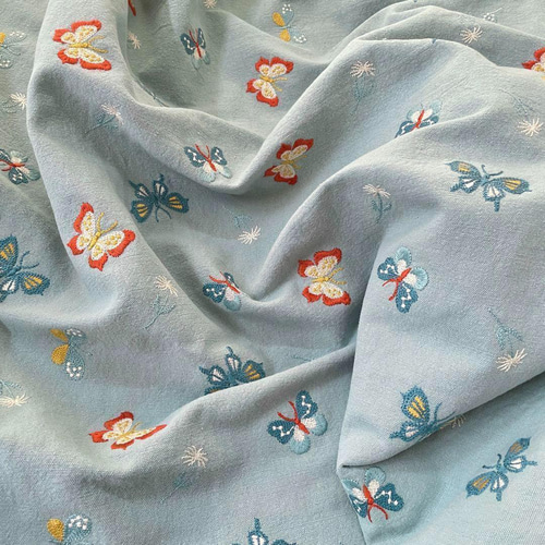 s10-b▽コットンリネン刺繡生地▽蝶柄 高級感 ブルー 水色 バタフライ