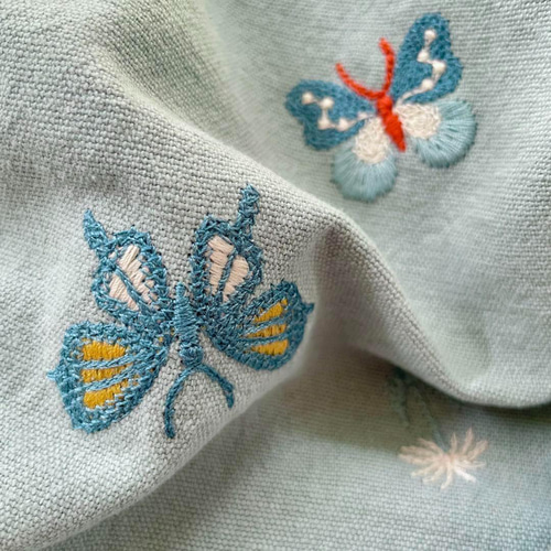s10-b▽コットンリネン刺繡生地▽蝶柄 高級感 ブルー 水色 バタフライ