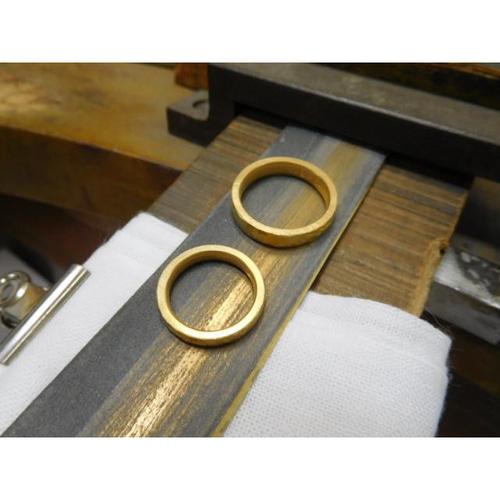 純金 結婚指輪 鍛造 手作り 24k 24金 k24 男性 平甲丸 槌目 4mm