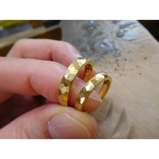 純金 結婚指輪 鍛造 手作り 24k 24金 k24 男性 平甲丸 槌目 4mm 女性 甲丸 槌目 3mm くすみ加工