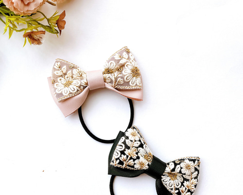 レジンヘアゴム　インド刺繍リボン　ベージュ　紫陽花　2連　綺麗個性的 レジンヘアゴムインド刺繍リボンベージュ紫陽花2連綺麗個性的