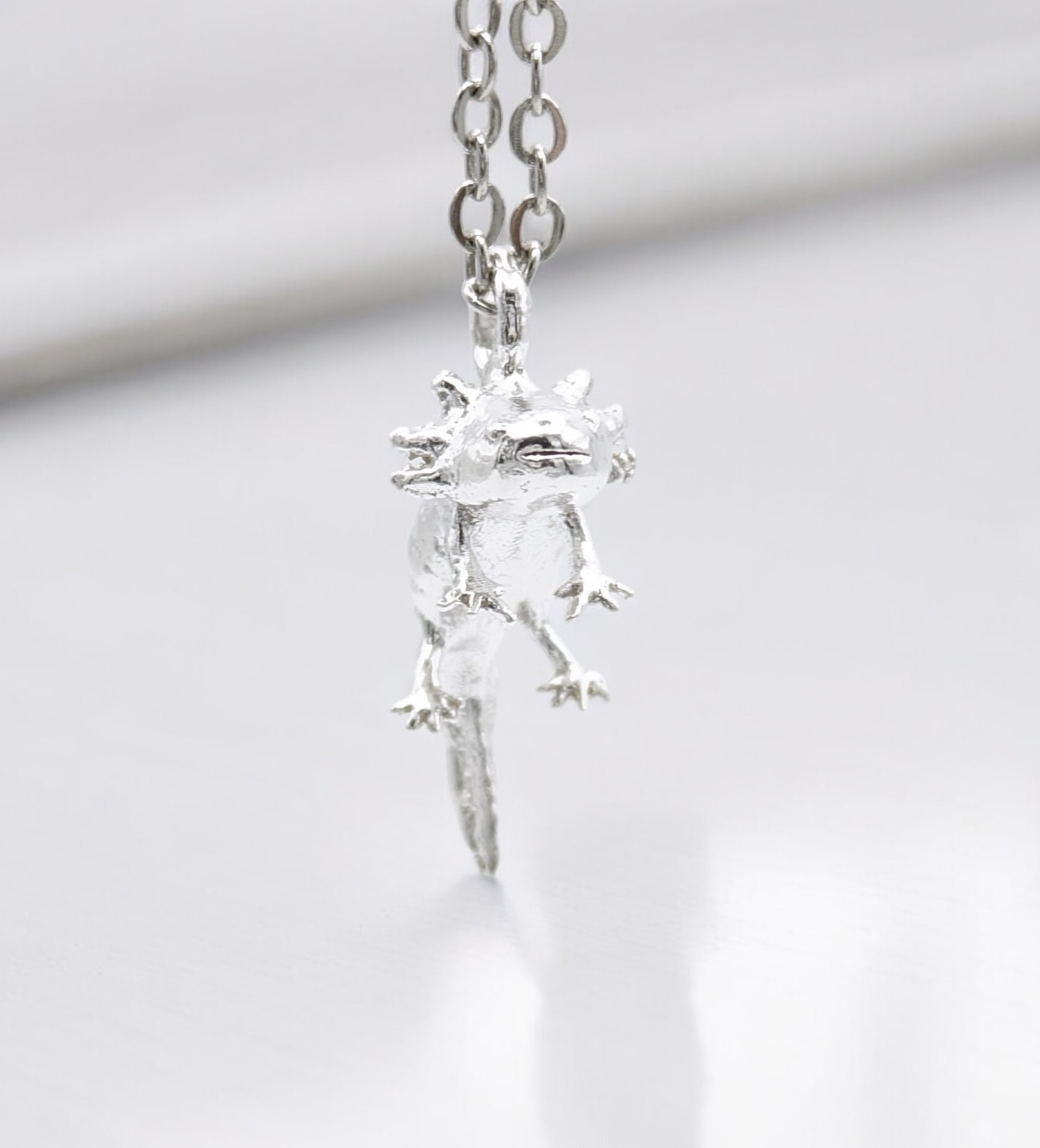 ウーパールーパーのペンダントネックレス