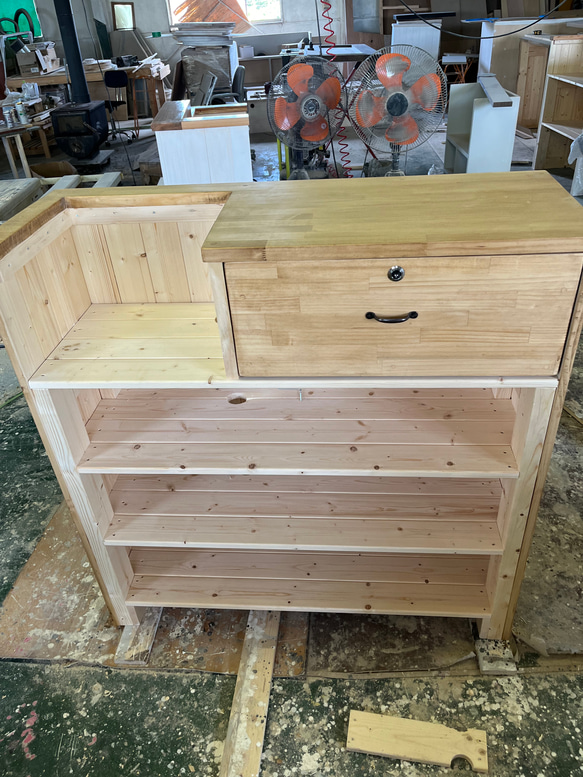 木製デスク 引き出しにハート型切り抜き ハートの切り抜きの可愛い国産無垢ひのき学習机3点セット2104028