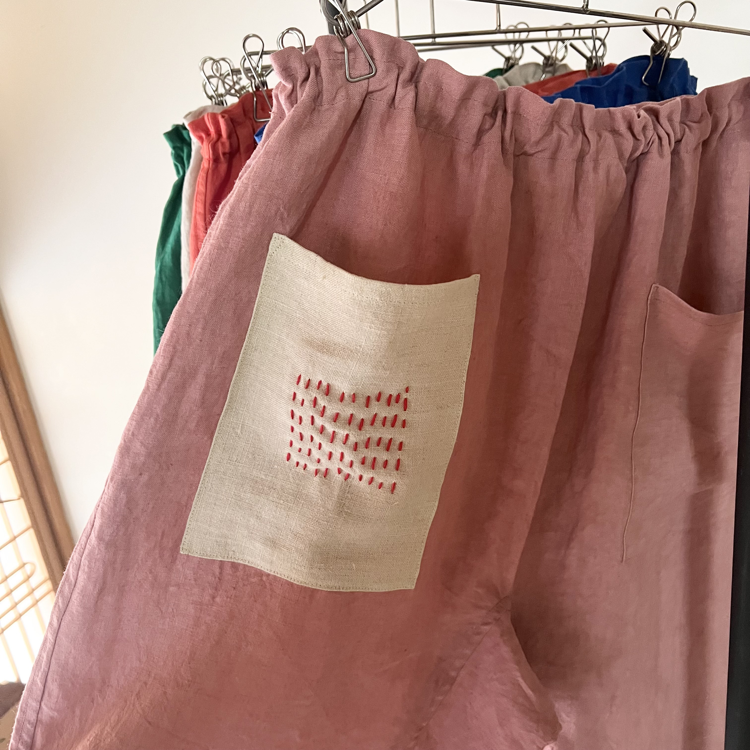 ゆったりリネンパンツ ꕤ ダークピンク ꕤ チクチク刺繍