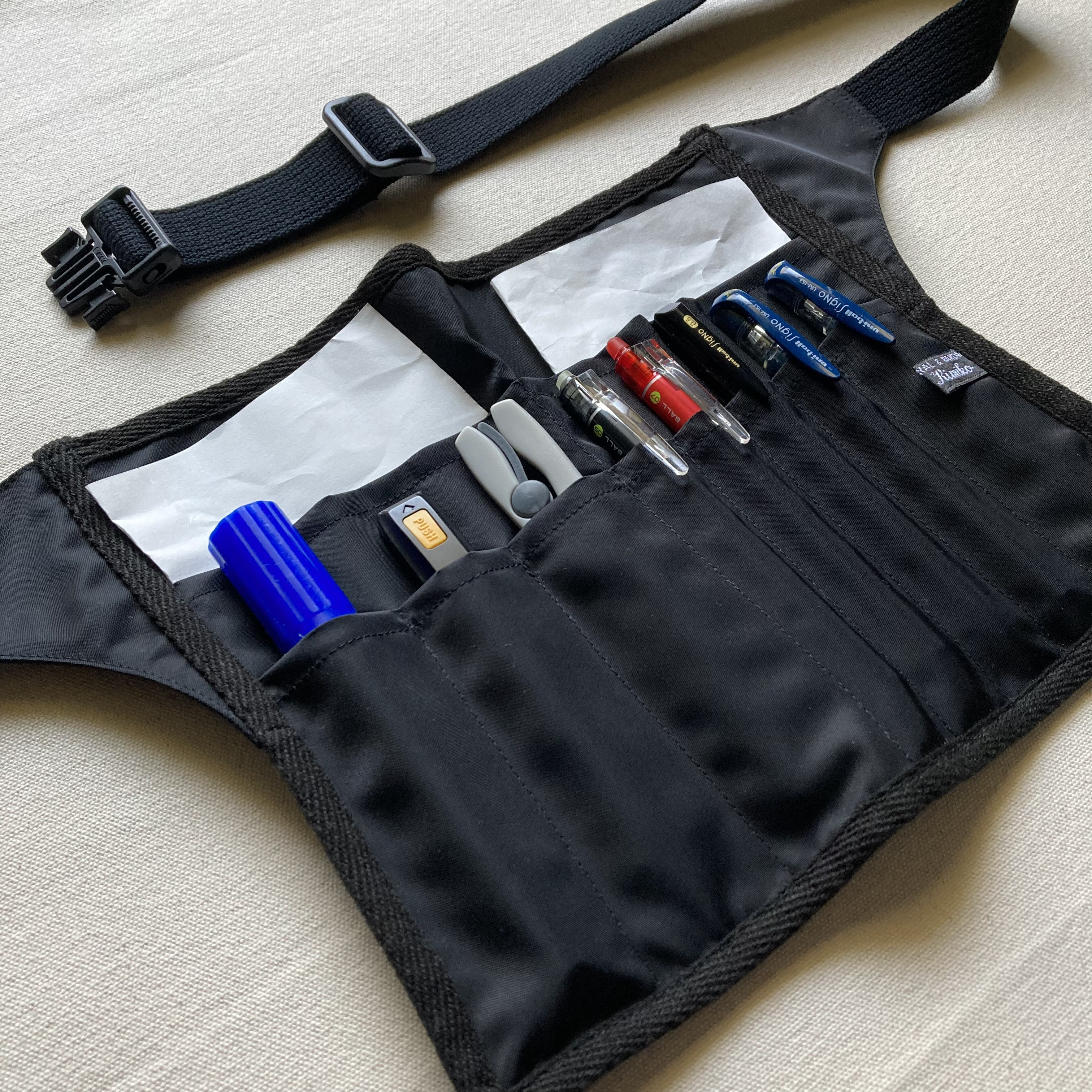 ＜アウトレット特価＞フラットベース【ｄ】薄型 軽量 ウエストポーチバッグ 小物 ペン入れ 撥水 ナイロン ブラック 黒