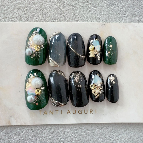 深緑色 濃い色 ダークカラー ちょっぴり和風 ネイルチップ 漆黒