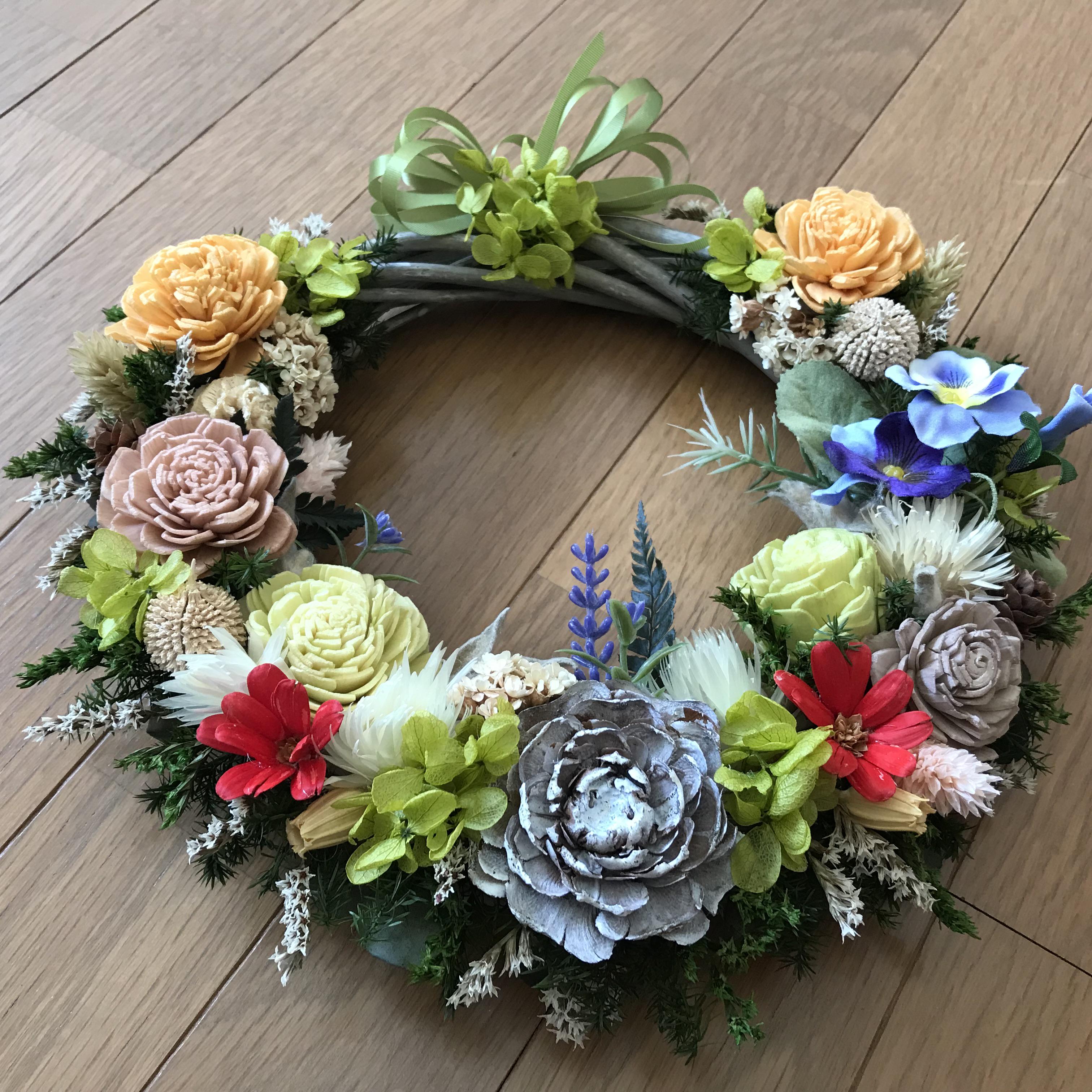 パンジーとソーラーローズの秋口まで飾れる彩りリース（受注製作）