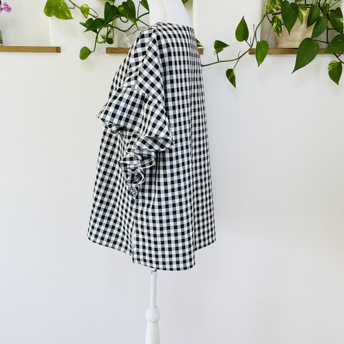 ギンガムチェックゆったりめなフリル袖のチュニック白×黒 チュニック