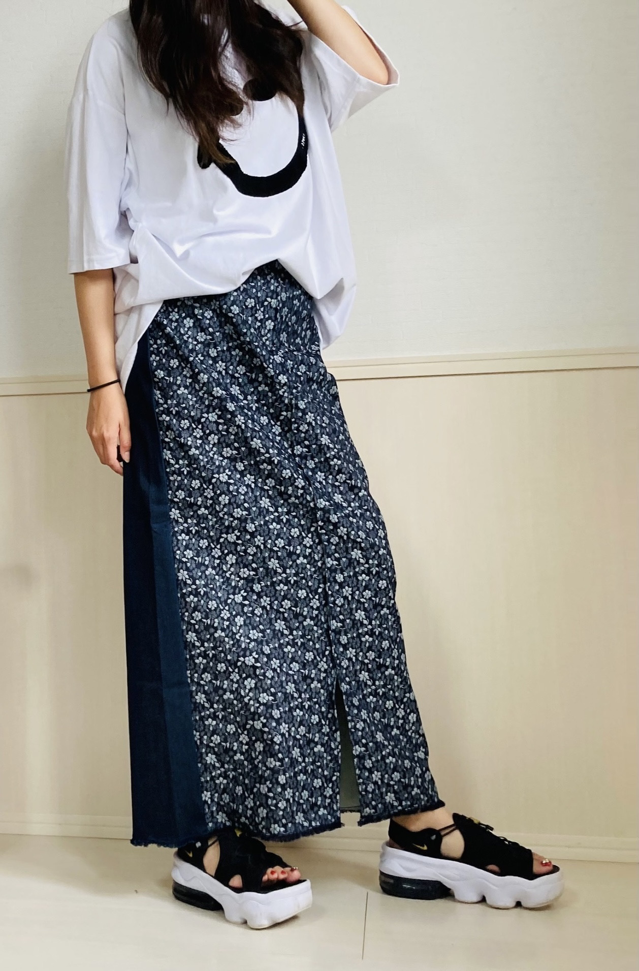 ⭐️inahomayu⭐️大人のデニムスカート　前スリット　小花柄　ロングスカート　個性的　春夏秋冬　岡山デニム