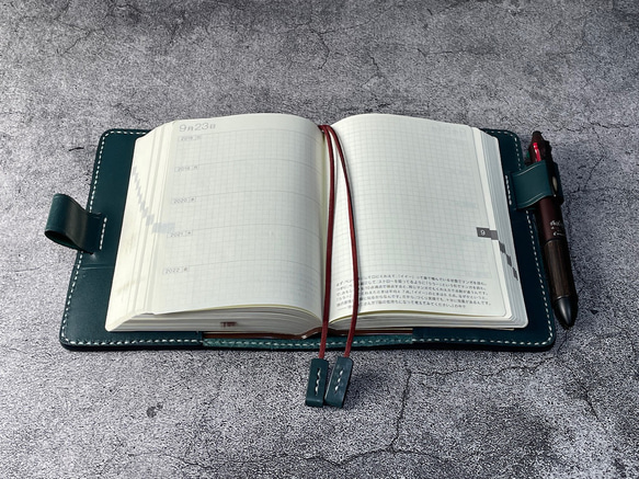 【手縫】ほぼ日5年手帳用ブルーグリーン本革カバー（角花飾）2本しおり付き（バタフライストッパー） 3枚目の画像