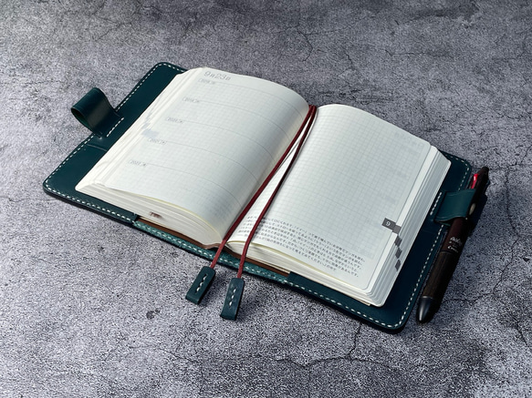 【手縫】ほぼ日5年手帳用ブルーグリーン本革カバー（角花飾）2本しおり付き（バタフライストッパー） 2枚目の画像