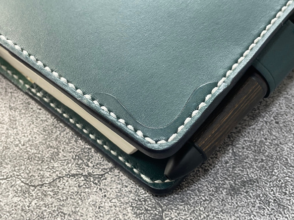 【手縫】ほぼ日5年手帳用ブルーグリーン本革カバー（角花飾）2本しおり付き（バタフライストッパー） 6枚目の画像