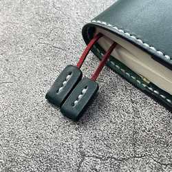 【手縫】ほぼ日5年手帳用ブルーグリーン本革カバー（角花飾）2本しおり付き（バタフライストッパー） 5枚目の画像