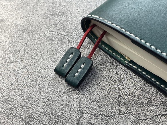 【手縫】ほぼ日5年手帳用ブルーグリーン本革カバー（角花飾）2本しおり付き（バタフライストッパー） 5枚目の画像