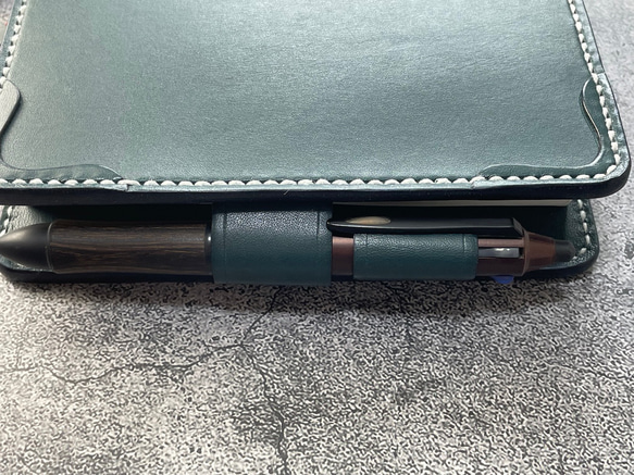 【手縫】ほぼ日5年手帳用ブルーグリーン本革カバー（角花飾）2本しおり付き（バタフライストッパー） 7枚目の画像