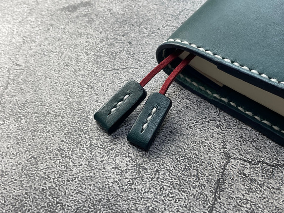 【手縫】ほぼ日手帳weeks通常版とMEGA兼用ブルーグリーン本革カバー（角花飾）2本しおり付き（バタフライストッパー） 4枚目の画像