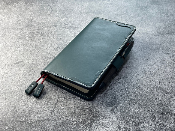 【手縫】ほぼ日手帳weeks通常版とMEGA兼用ブルーグリーン本革カバー（角花飾）2本しおり付き（バタフライストッパー） 1枚目の画像