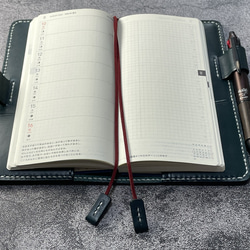 【手縫】ほぼ日手帳weeks通常版とMEGA兼用ブルーグリーン本革カバー（角花飾）2本しおり付き（バタフライストッパー） 3枚目の画像