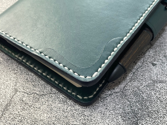 【手縫】ほぼ日手帳weeks通常版とMEGA兼用ブルーグリーン本革カバー（角花飾）2本しおり付き（バタフライストッパー） 5枚目の画像