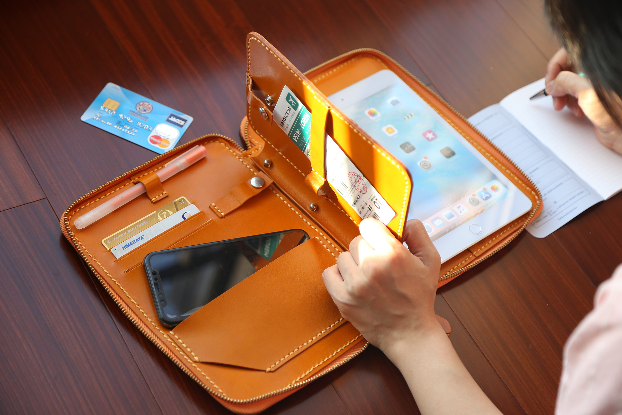 旅行に最適！大容量ジッパー収納財布ファスナー長財布トラベルケース 総手縫い