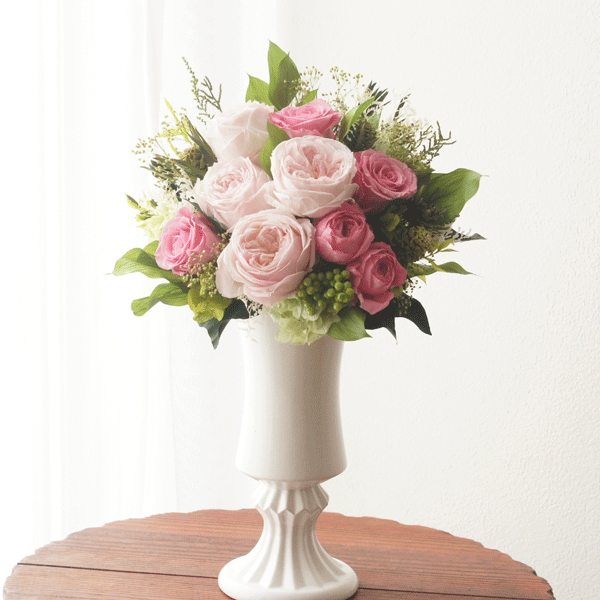 生花のような瑞々しさのバラのアレンジメント・花器に固定したアレンジメントです。