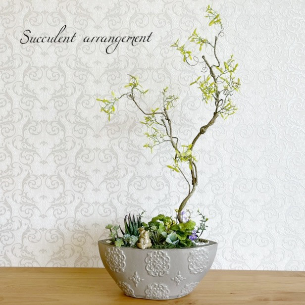 リスの置物付き　多肉植物とフレッシュグリーンのフラワーアレンジメント