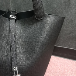 本革キューブバッグ　トートバッグ　ハンドバッグ　M サイズ　馬チャーム付き 5枚目の画像