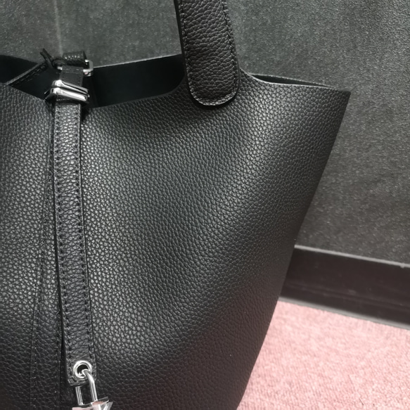 本革キューブバッグ　トートバッグ　ハンドバッグ　M サイズ　馬チャーム付き 5枚目の画像