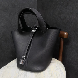 本革キューブバッグ　トートバッグ　ハンドバッグ　M サイズ　馬チャーム付き 2枚目の画像