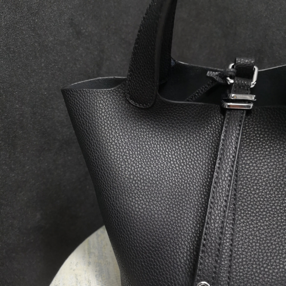 本革キューブバッグ　トートバッグ　ハンドバッグ　M サイズ　馬チャーム付き 3枚目の画像